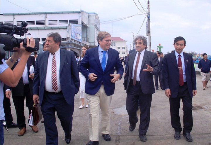 Ông Trần Châu - Phó Chủ tịch UBND tỉnh Bình Định (ngoài cùng phải), dẫn đoàn công tác của Ủy ban nghề cá Nghị viện châu Âu kiểm tra tại cảng cá Quy Nhơn.