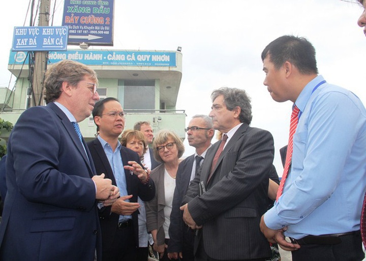 Đoàn kiểm tra việc đăng ký tàu xuất nhập cảng.