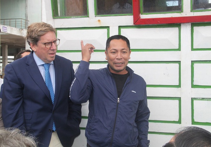 Trưởng đoàn Nghị viện châu Âu (EC) Mato Gabriel hỏi ngư dân bất kỳ ở cảng về việc có đánh bắt vi phạm lãnh hải nước ngoài...