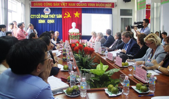 Đoàn công tác cũng yêu cầu doanh nghiệp cần phải phối hợp chặt chẽ với các ngành chức năng của tỉnh trong nỗ lực tháo gỡ thẻ vàng thủy sản Việt Nam.