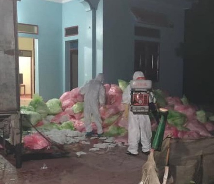 Đối tượng gom 620kg khẩu trang cũ có thể bị phạt như thế nào? - 1