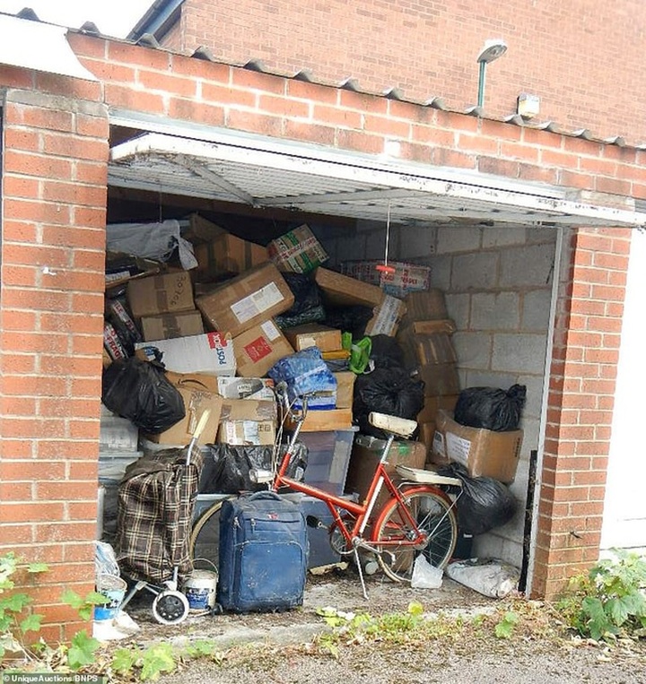 Dọn núi đồ của anh trai quá cố, người em ngỡ ngàng phát hiện gia tài bạc tỷ - 1