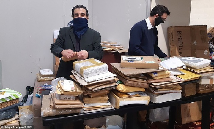 Dọn núi đồ của anh trai quá cố, người em ngỡ ngàng phát hiện gia tài bạc tỷ - 2