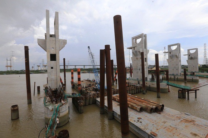 Dự án chống ngập tại TPHCM có tổng mức đầu tư gần 10.000 tỷ đồng, dự án gồm 6 cống ngăn triều: Bến Nghé, Cây Khô, Mương Chuối, Phú Định, Phú Xuân và Tân Thuận.