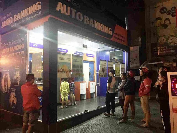 Vị khách hàng bị “mất” 116 triệu đồng trong tài khoản ATM đang như “ngồi trên đống lửa” do khó khăn về tài chính.