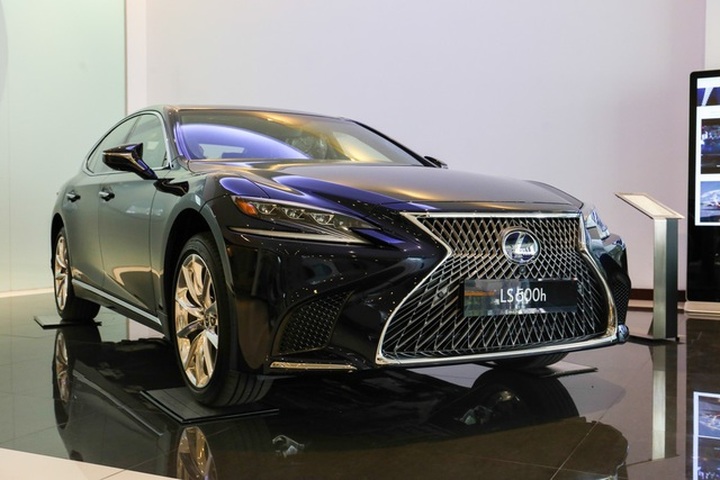 Động thái lạ cận Tết: Xe sang tăng giá hàng loạt - 2