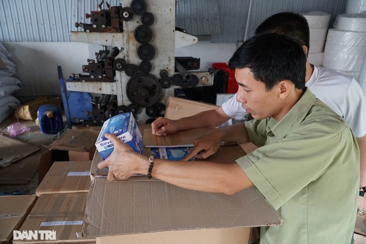 Đột nhập cơ sở sản xuất khẩu trang “siêu bẩn” giữa mùa dịch Covid-19 - 12