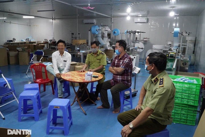 Đột nhập cơ sở sản xuất khẩu trang “siêu bẩn” giữa mùa dịch Covid-19 - 14