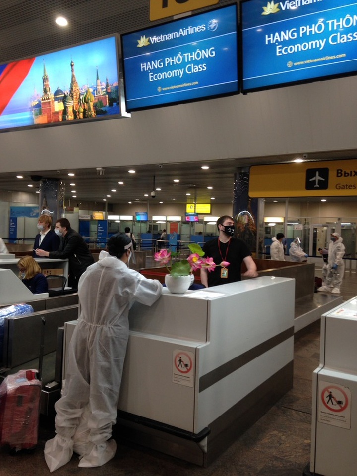 Đưa hơn 340 người Việt từ “điểm nóng” Covid-19 tại Nga về nước - 2