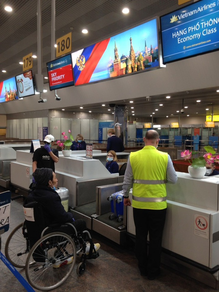 Đưa hơn 340 người Việt từ “điểm nóng” Covid-19 tại Nga về nước - 4