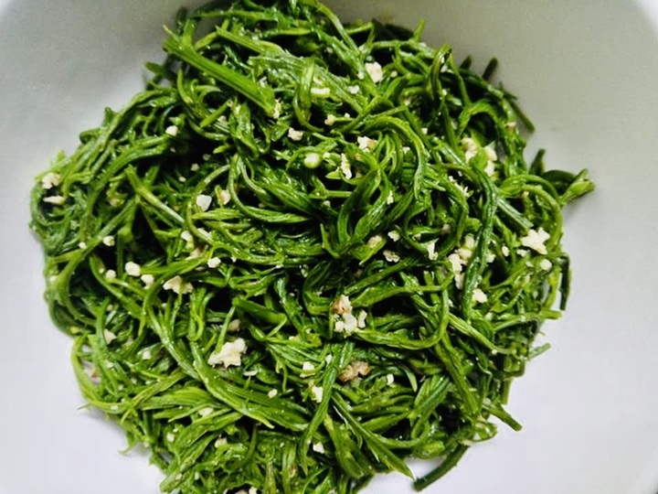 Đứng cách cả mét còn ngửi thấy mùi hôi, loại rau này lại đắt khách - 2