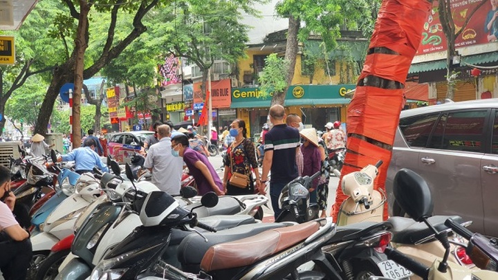 Đứng đếm vàng 15 phút, khách sốc tại chỗ vì giá tụt dốc không phanh! - 2