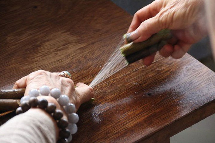 
Mới đây, bà Thuận tiếp tục tìm ra cách lấy tơ từ những cọng sen
