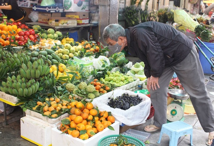 Gà ngậm hoa hồng đắt khách tại chợ nhà giàu Hà Nội ngày Rằm tháng Giêng - 2