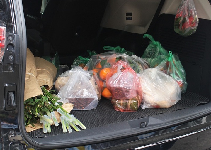 Gà ngậm hoa hồng đắt khách tại chợ nhà giàu Hà Nội ngày Rằm tháng Giêng - 13