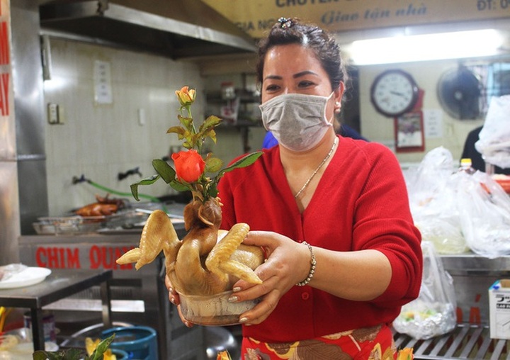 Gà ngậm hoa hồng đắt khách tại chợ nhà giàu Hà Nội ngày Rằm tháng Giêng - 4