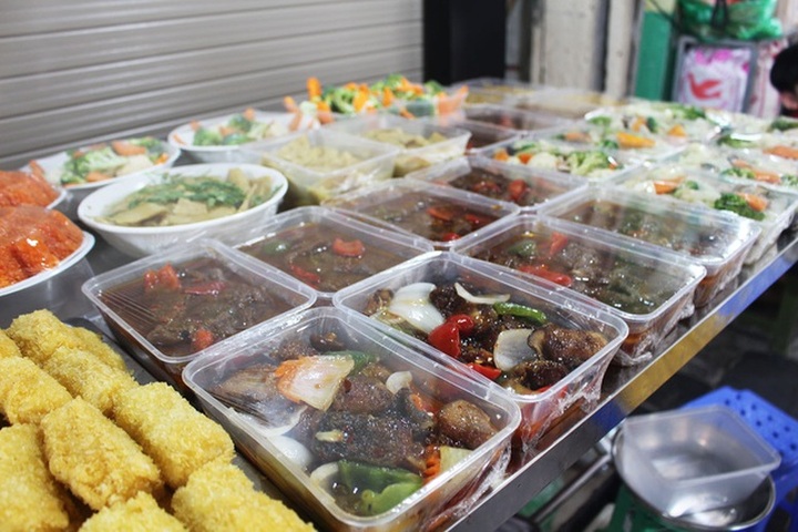 Gà ngậm hoa hồng đắt khách tại chợ nhà giàu Hà Nội ngày Rằm tháng Giêng - 8