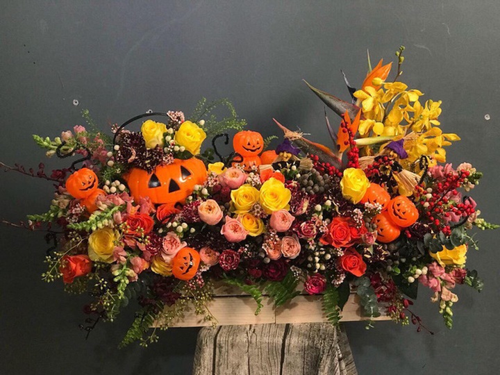 
Hộp hoa Halloween sử dụng hoa hồng nhập khẩu Columbia, hoa lá phụ nhập khẩu điểm thêm phụ kiện ấn tượng có giá 20 triệu đồng.

