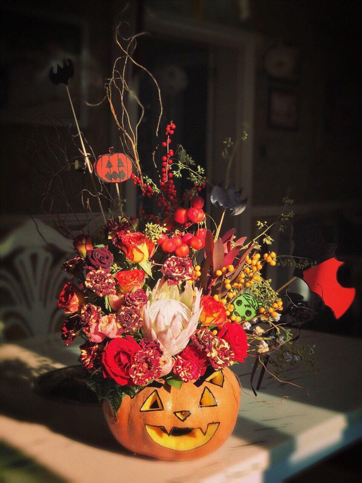 Quả bí ngô 2 triệu đồng này được điêu khắc tinh tế và trang trí bởi những loài hoa nhập khẩu độc đáo