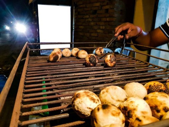 Gánh hàng rong lo bánh mất ngon vì không được nướng bằng phân bò - 2