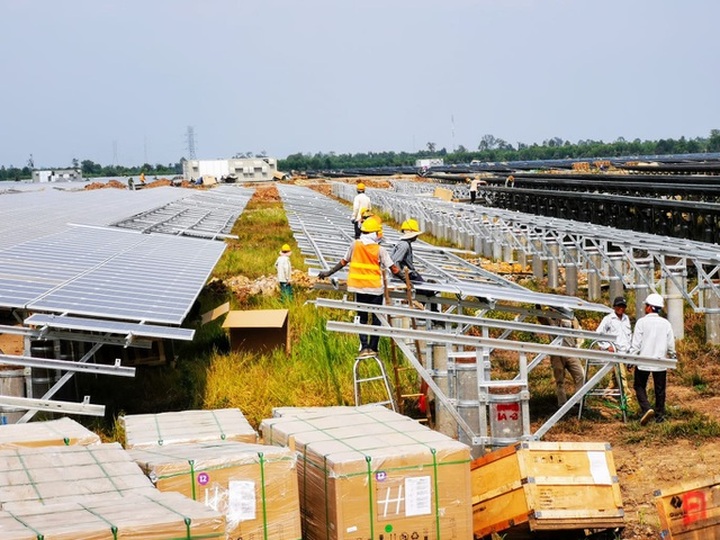 Giá điện mặt trời lao dốc: Nhà đầu tư tưởng dễ làm, nay đứng trước nguy cơ phá sản! - 1