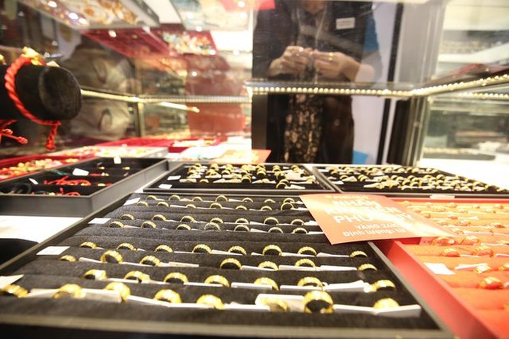 Giá vàng bất ngờ sụt đỉnh, đua nhau bán tháo - 2