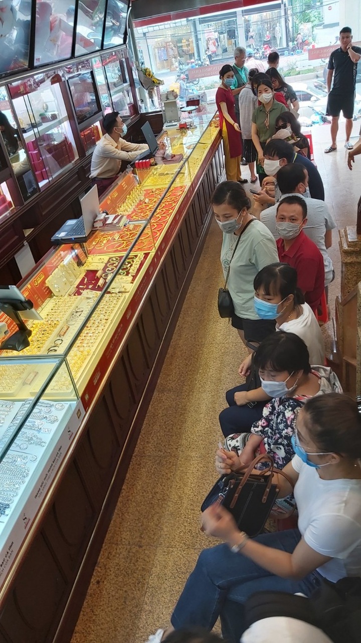 Giá vàng đảo chiều lao dốc, vàng SJC vẫn cao hơn thế giới 3 triệu đồng - 1