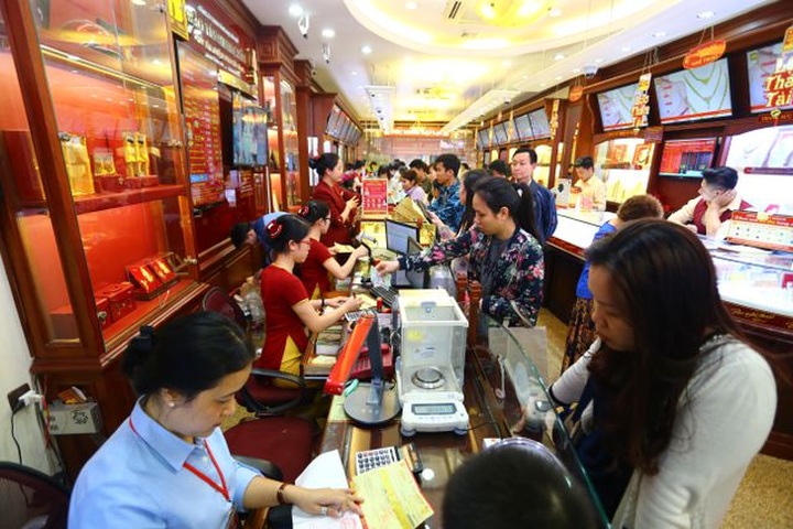 Giá vàng giảm mạnh, chiều mua vào rời đỉnh 42 triệu đồng/lượng - 2