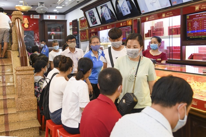 Giá vàng lên đỉnh: Cụ 80 tuổi dốc lương hưu đi mua, lộ mánh nhà vàng ăn lãi - 2