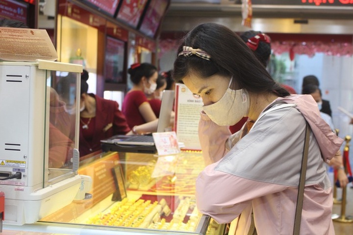 Giá vàng SJC bất ngờ tăng mạnh, cao hơn thế giới 6,5 triệu đồng/lượng - 1