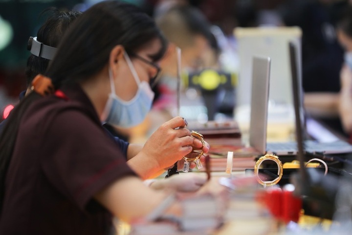 Giá vàng SJC bật tăng, cao hơn thế giới trên 2 triệu đồng/lượng - 1