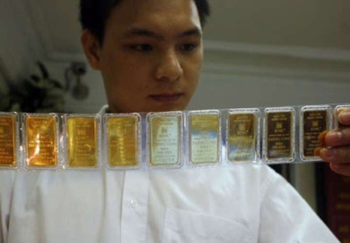 Giá vàng sụt giảm, cảnh báo thận trọng giao dịch - 1