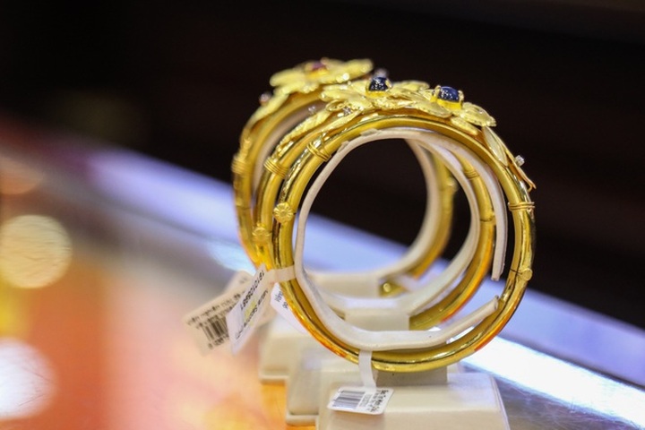 Giá vàng sụt giảm khi vừa vọt lên 1.817 USD/ounce - 1