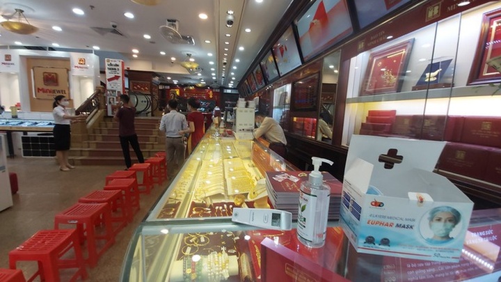 Giá vàng tăng mạnh, nhà vàng tung chiêu kích thích nhu cầu đầu tư - 1