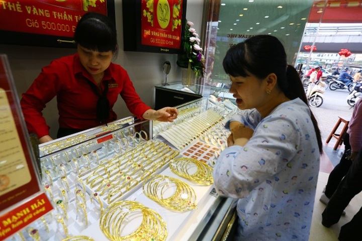 Giá vàng tăng mạnh, tái lập mốc cao - 1