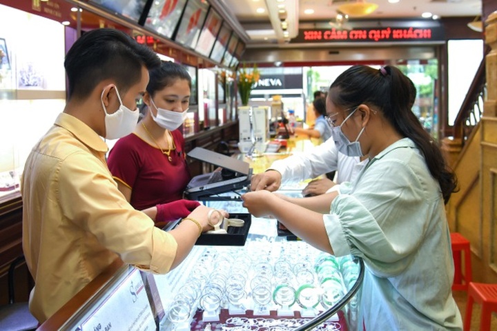 Giá vàng tăng vọt, giới đầu tư mạnh tay mua vào - 1