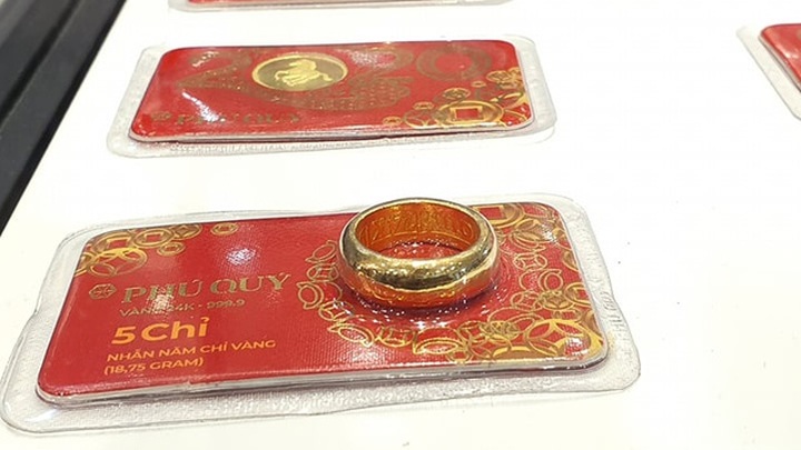 Giá vàng tăng vọt sau phiên giảm mạnh nhất 7 năm - 1