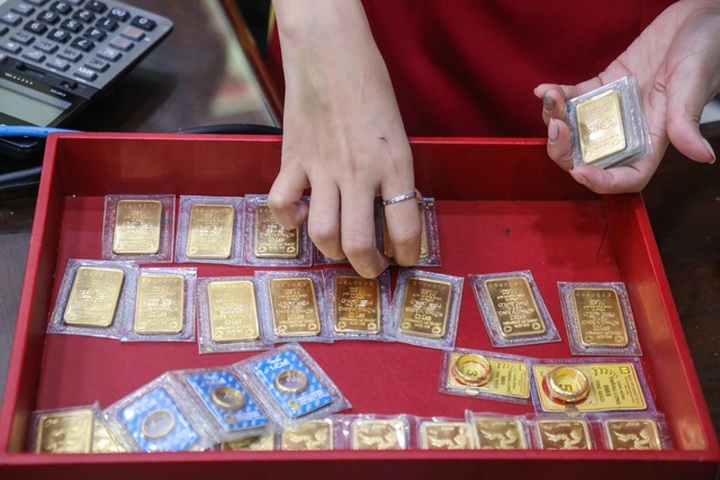 Giá vàng tiếp tục sụt giảm, làn sóng bán tháo chưa dừng - 1
