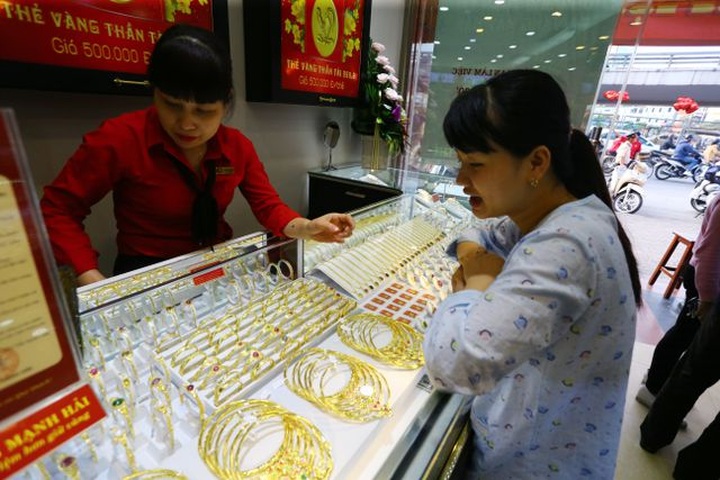 Giá vàng vọt lên đỉnh cao, dự báo còn tăng tiếp - 1