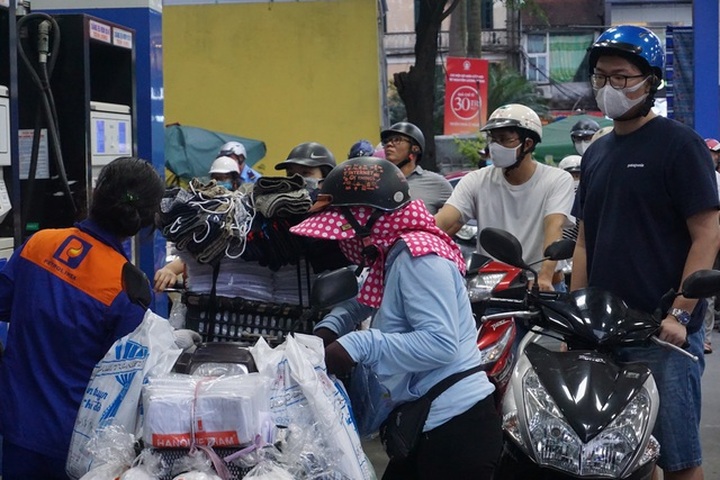 Giá xăng, dầu có tiếp tục giảm vào ngày mai? - 1