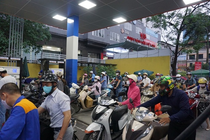 Giá xăng dầu tăng mạnh từ chiều nay - 1