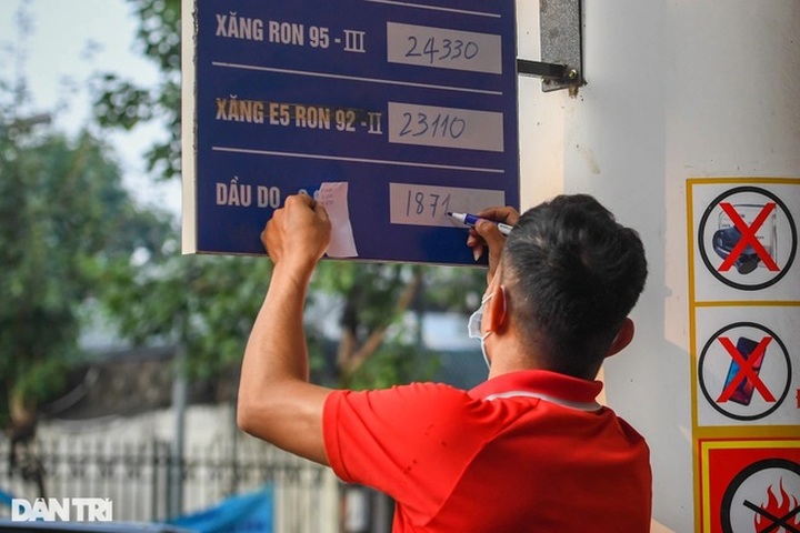 Giá xăng dầu tăng sốc hơn 1.400 đồng/lít từ chiều nay - 1