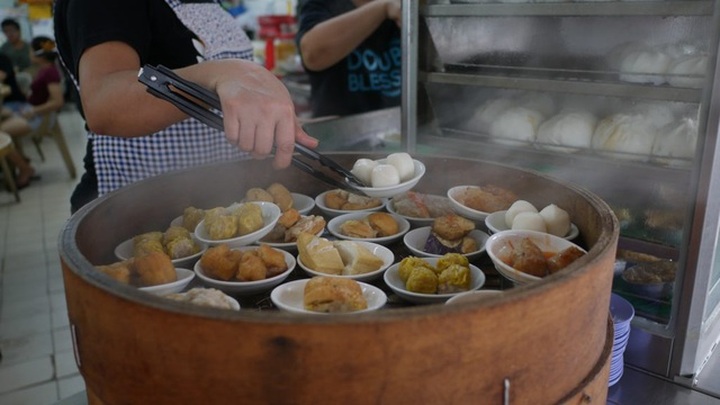 Giảm bay do dịch, phi công chuyển sang bán hàng rong, làm thợ mộc - 2