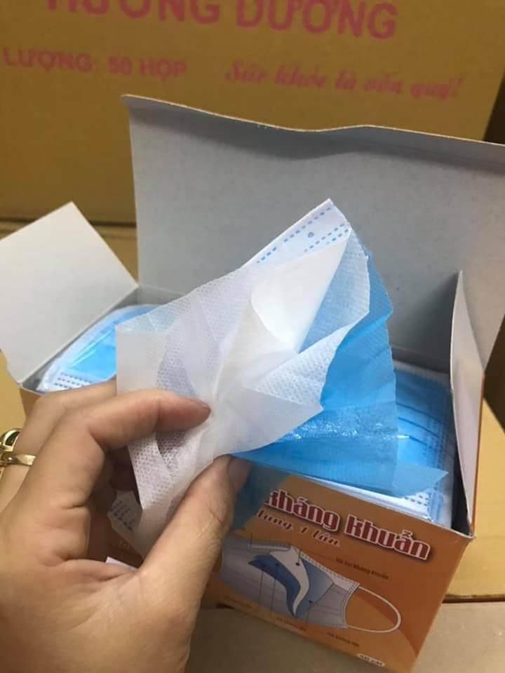 Giãn cách xã hội nhiều ngày, giá khẩu trang y tế “hạ nhiệt” gần một nửa - 2