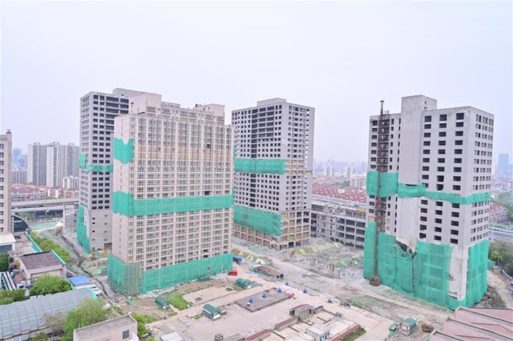 Giật sập 4 cao ốc bỏ hoang 20 năm trên đất vàng lúc nửa đêm - 1