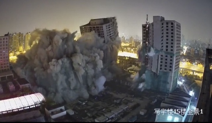 Giật sập 4 cao ốc bỏ hoang 20 năm trên đất vàng lúc nửa đêm - 3