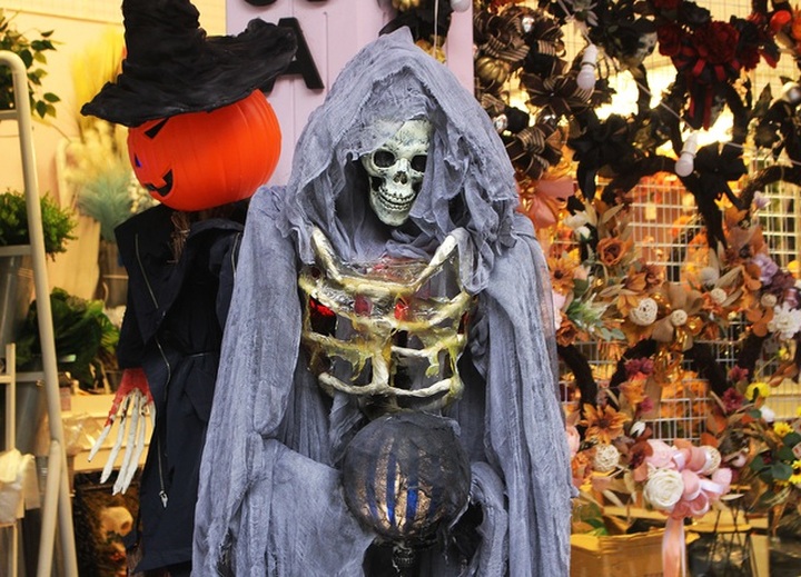 Giới trẻ chịu chơi, xuống tiền cả triệu mua đồ hóa trang Halloween - 1