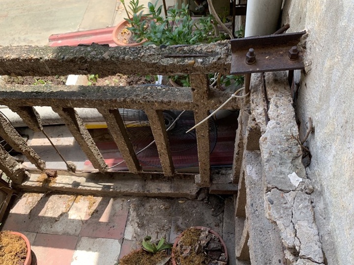 Hà Nội: Bất lực trước những khu chung cư cũ chờ sập - 11