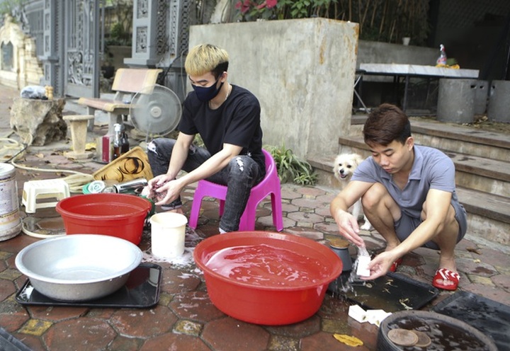 Hà Nội: Các cơ sở kinh doanh tất bật dọn dẹp để mở cửa trở lại - 2