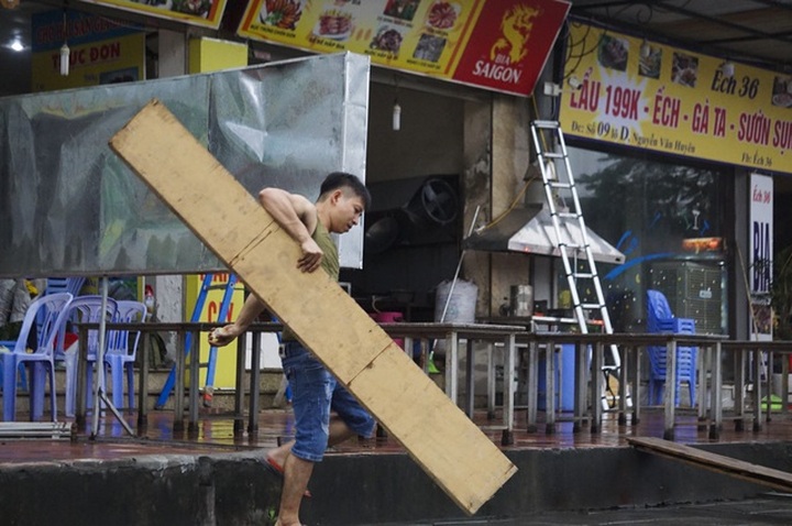 Hà Nội: Các cơ sở kinh doanh tất bật dọn dẹp để mở cửa trở lại - 7